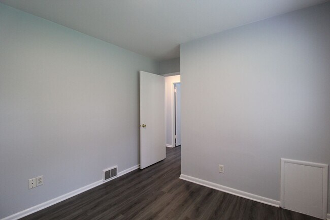Building Photo - August FREE On This 3 Bedroom 1 Bath Home In Prairie Village
