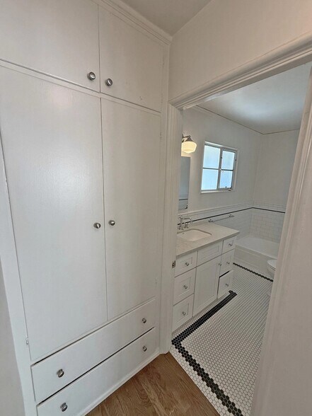 Building Photo - 1221 N Sweetzer Ave