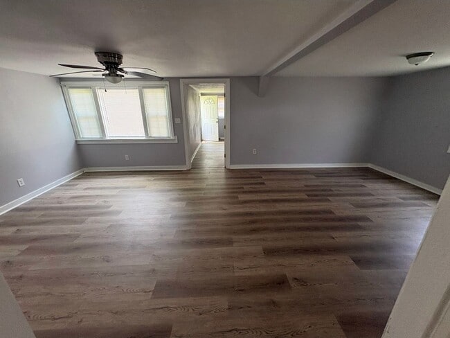 Building Photo - 3 Bedroom, 1 Bath Home