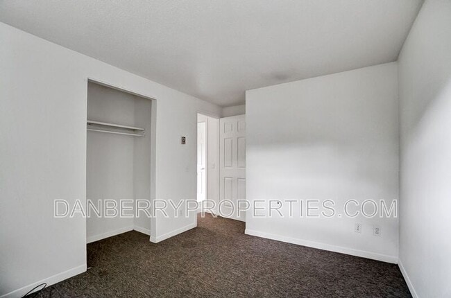 Building Photo - 1006 Ranch Dr