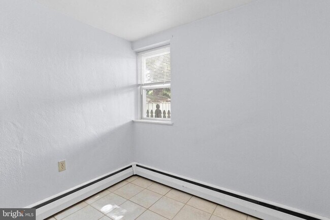 Building Photo - 1 S Cherry Grove Ave