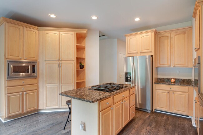 Building Photo - 6351 Lakewood Dr