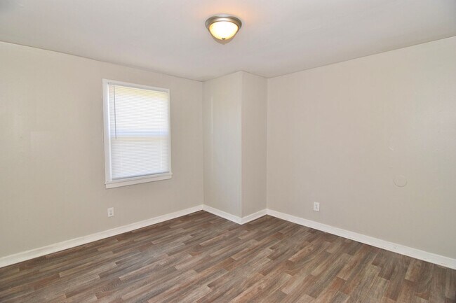 Building Photo - 667 Lorraine Dr