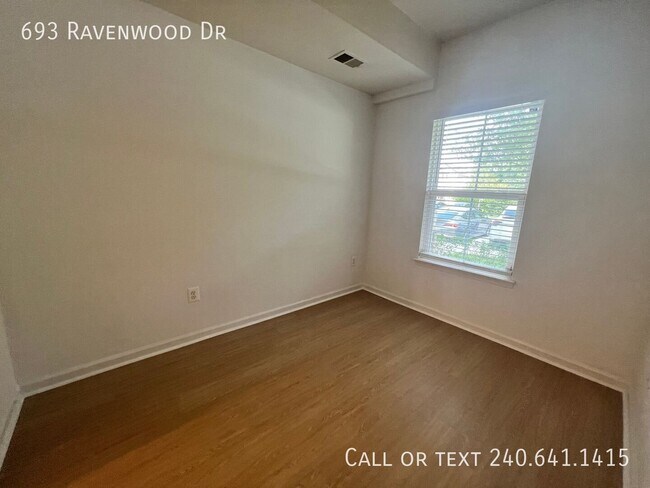 Building Photo - 693 Ravenwood Dr