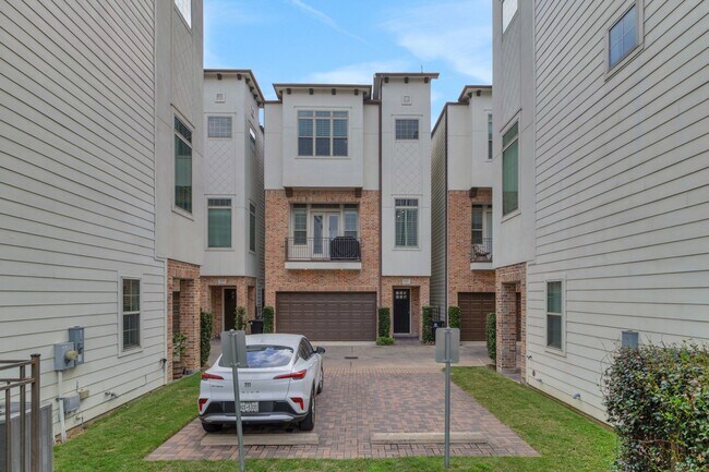 Building Photo - 1030 W 26th St