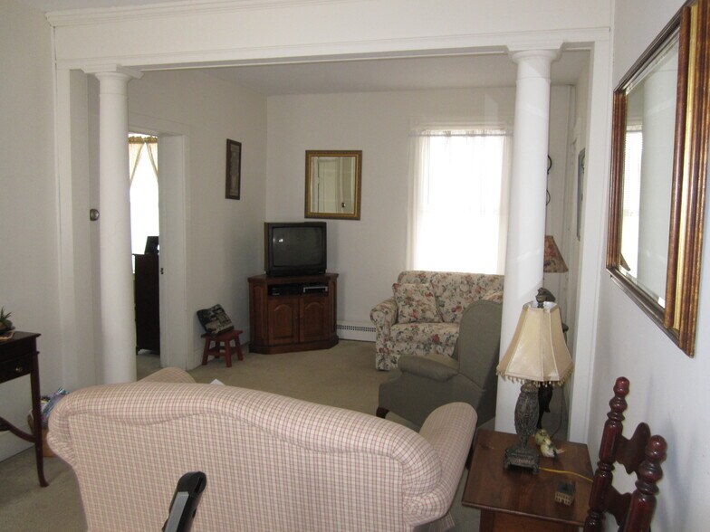 Building Photo - 453 N Main St