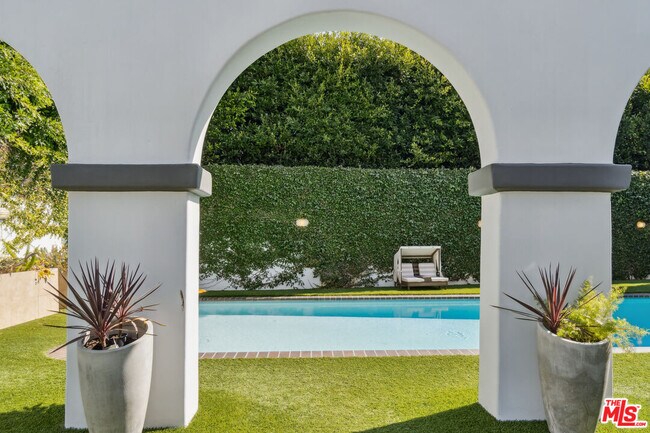 Building Photo - 956 S Longwood Ave