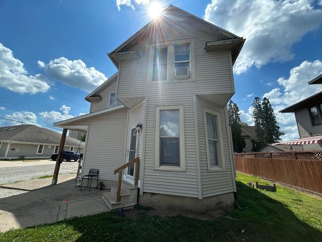Building Photo - 306 N Main St