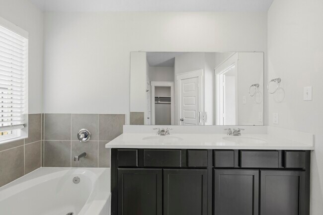Building Photo - 4696 Peony Grn Dr