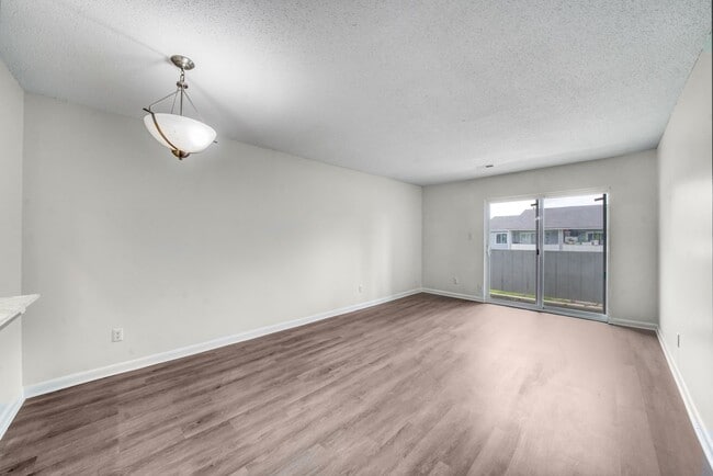 Building Photo - 307 Railroad St