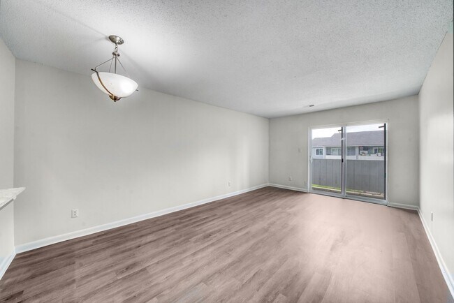 Building Photo - 335 Railroad St