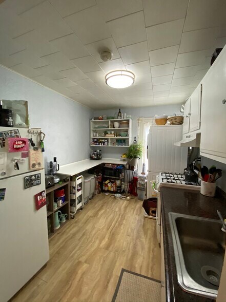 Building Photo - 122 Maple Ter