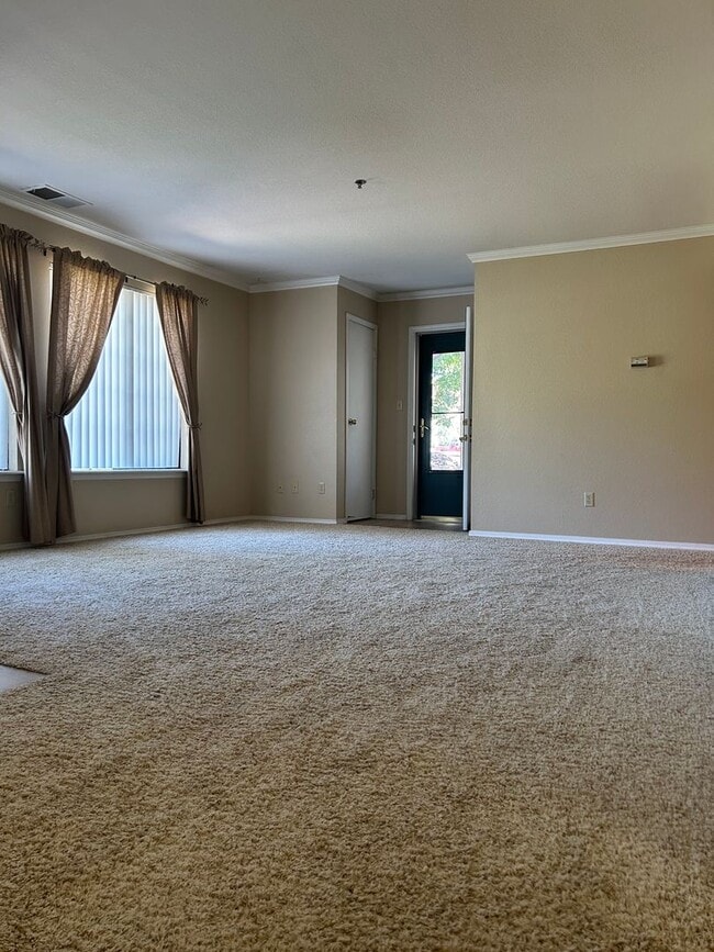 Building Photo - $1700/Mos 1 Bed 1 Bath Lower Level Condo i...