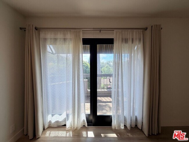 Building Photo - 12 Moss Glen