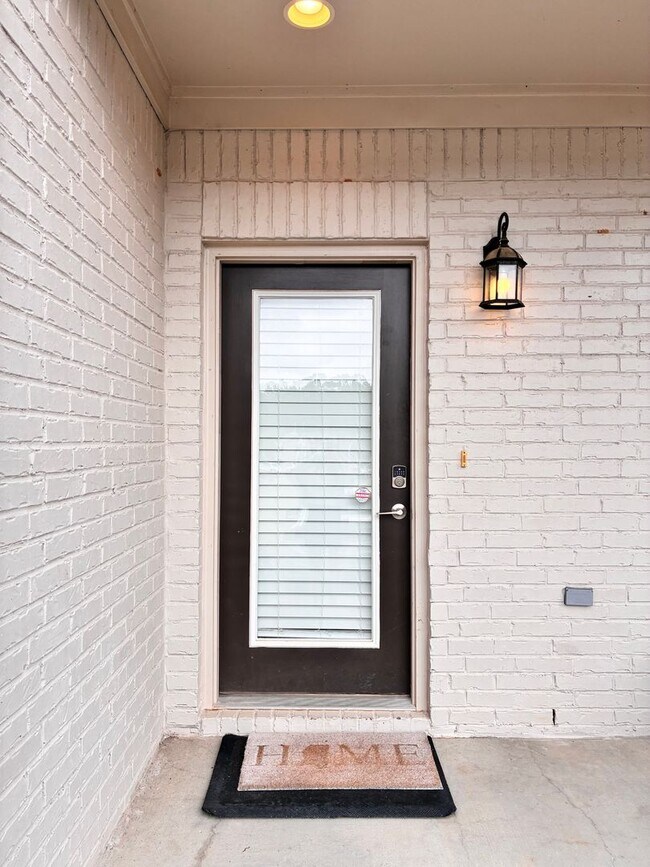 Building Photo - 4 bed 4.5 bath unit in West End neighborhood!