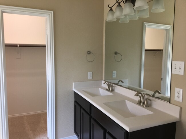 Building Photo - House for Lease in Heartland Area!