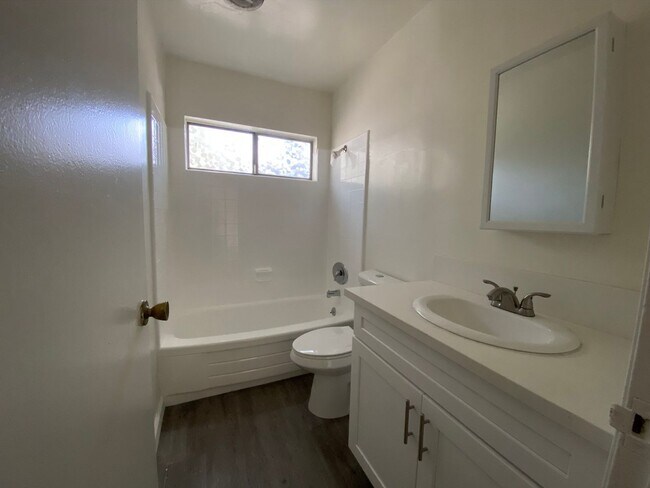 Interior Photo - Wyngate, 7766