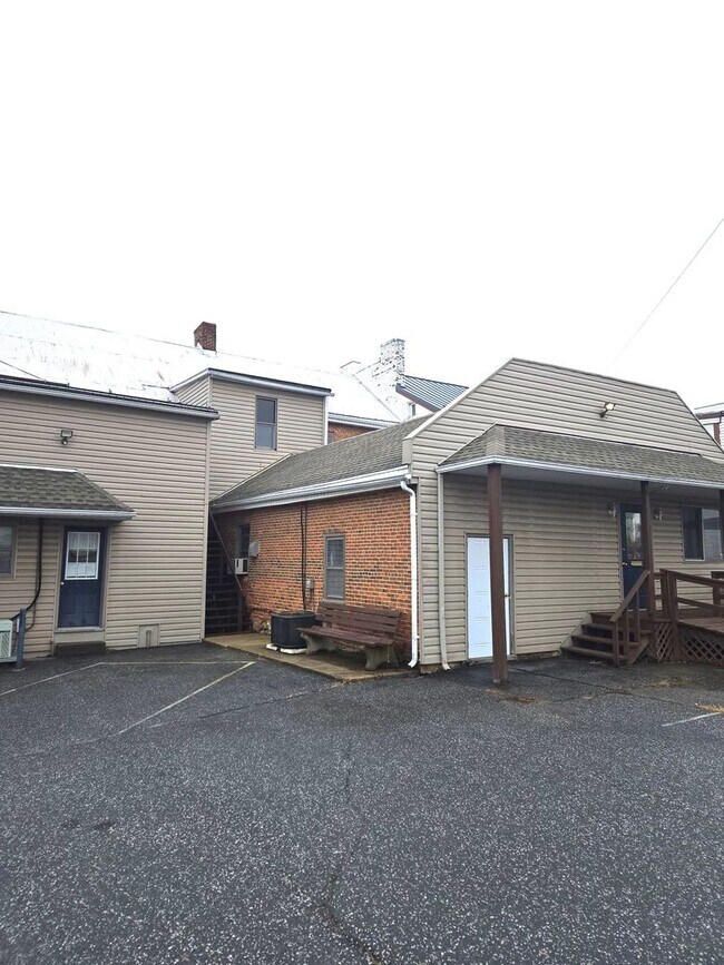 Building Photo - 203 Lincoln Way E