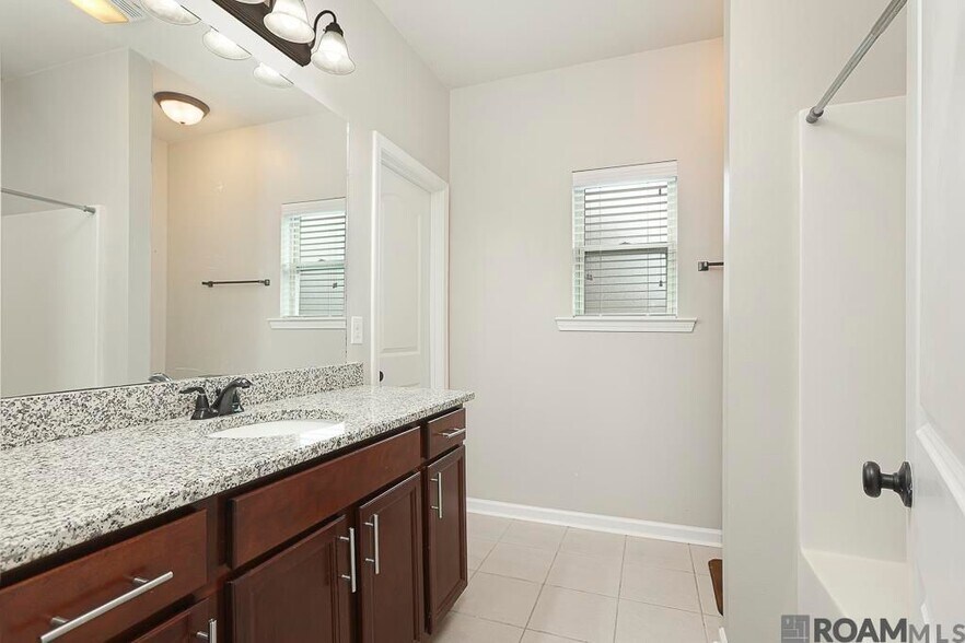Building Photo - 18317 Sunset Park Dr