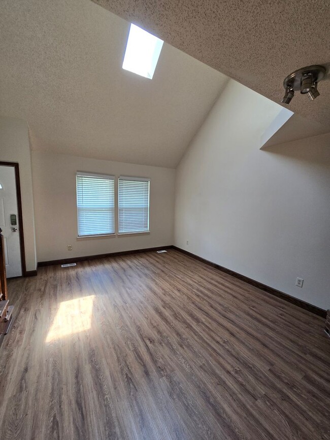 Building Photo - 3 bedroom townhome
