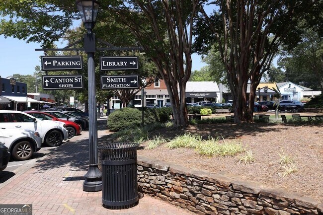 Building Photo - 190 Thompson Pl