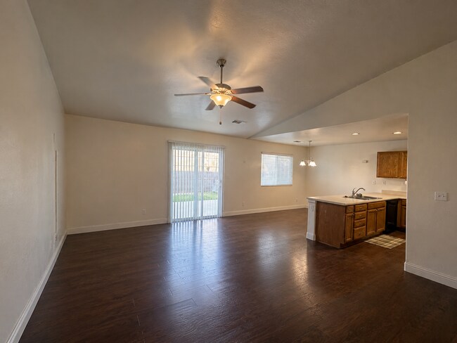 Building Photo - 3290 N Vista Ave