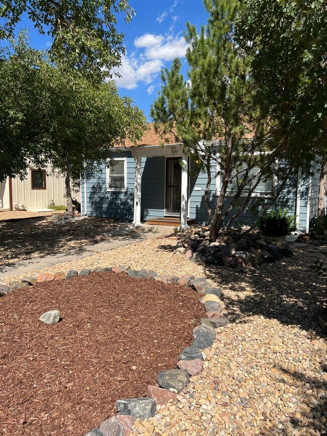 Building Photo - Cute East Denver Bungalow