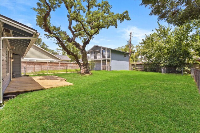Building Photo - 950 Lamonte Ln