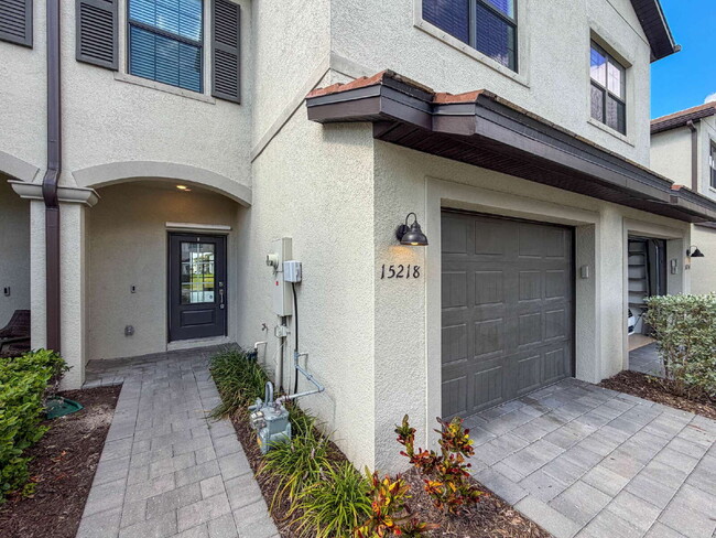 Building Photo - Newer-construction townhome in the highly desirable Lorraine Lakes
