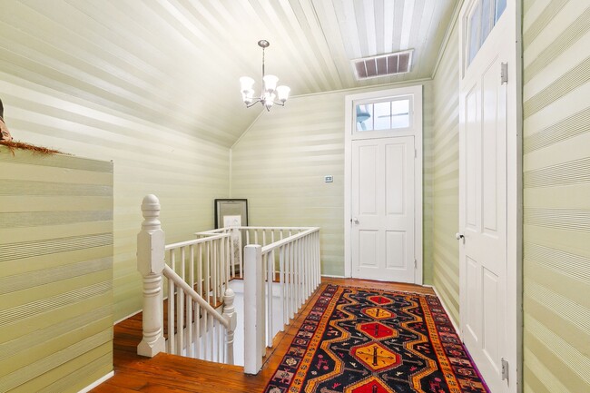 Building Photo - 6056 Prytania St