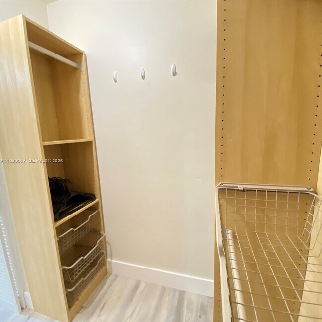 Building Photo - 10794 N Kendall Dr