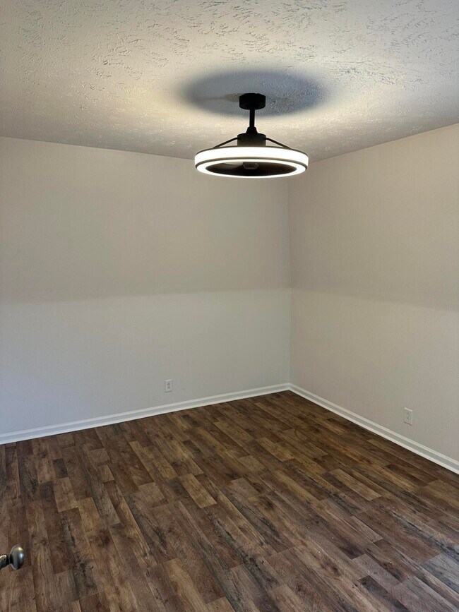 Building Photo - 904 Plaza Dr
