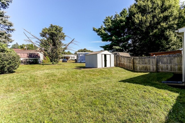 Building Photo - Three bedroom two bathroom end unit townhouse