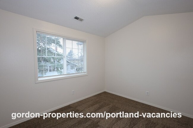 Building Photo - SE 73rd Ave - 3 bedroom townhouse in Mt Scott-Arleta neighborhood