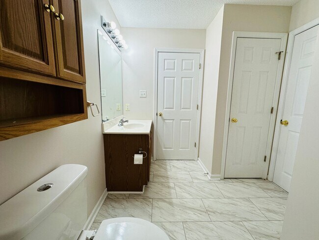 Building Photo - 2BR Condo with Garage | Vaulted Ceilings | Real Hardwood Floors | Gas Fireplace | Near UT & Downt...