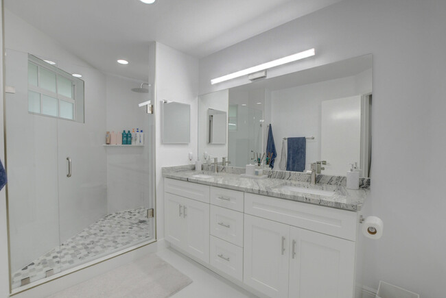 Building Photo - 6553 Via Regina