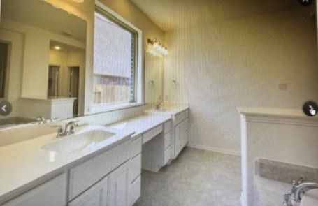 Building Photo - 18122 Glenlyon Dr