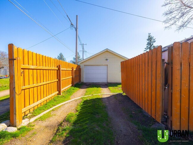 Building Photo - Charming 4-Bedroom Home with Fenced Yard, Garage & Washer/Dryer – North Spokane