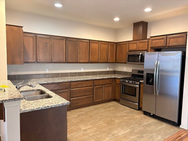 Building Photo - Well Maintained Spacious 4 BD Home with Granite Countertops, Hardwood Floors, High Ceilings, Grea...