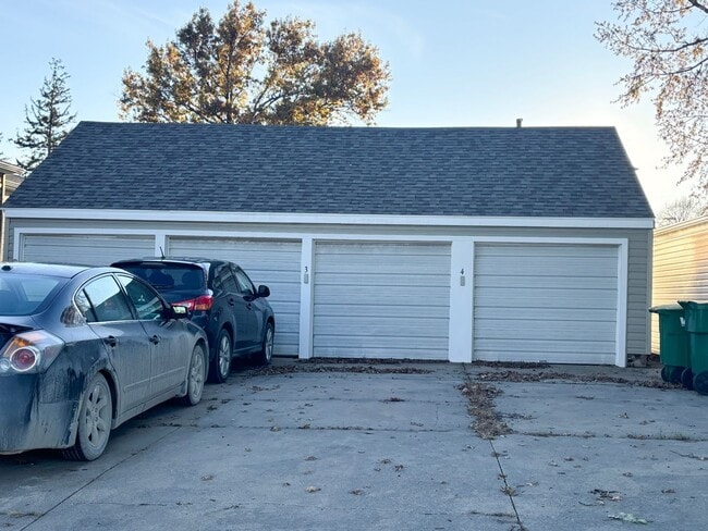 Building Photo - 704 Hickory St