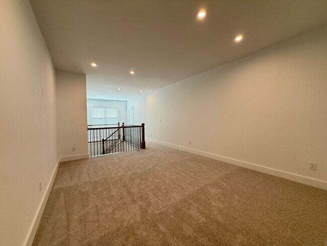 Building Photo - Beautiful 4 Bedroom Single Family Home