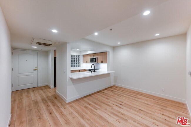 Building Photo - 1117 N Orange Dr