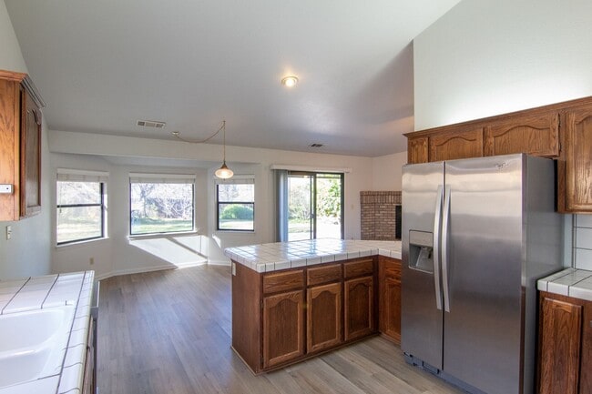 Building Photo - Beautiful Home in Country Heights!