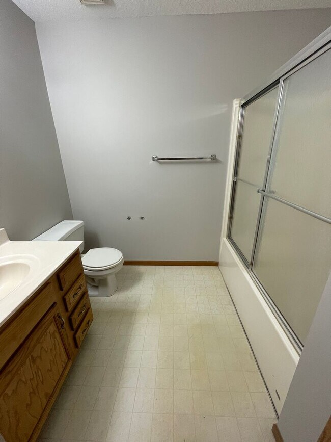 Building Photo - 3 bed/2 bath single- family home