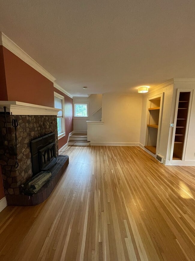 Building Photo - AVAILABLE JUNE - Beautiful 2 Bed 1 Bath Woodland Home