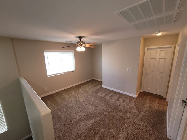 Building Photo - Immaculate 3 Bedroom Home in a Gated Commu...