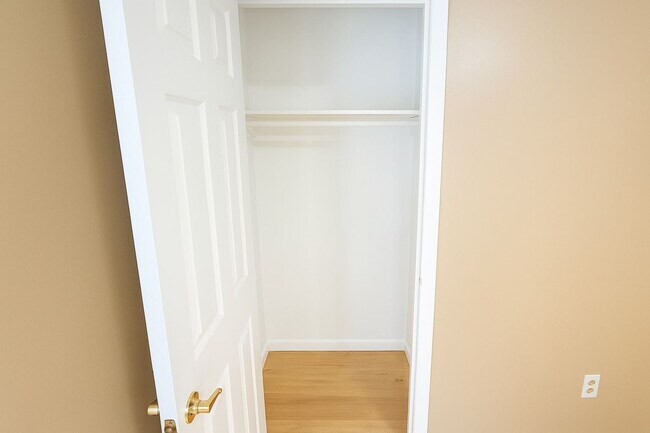 Building Photo - 822 Bandera Ln