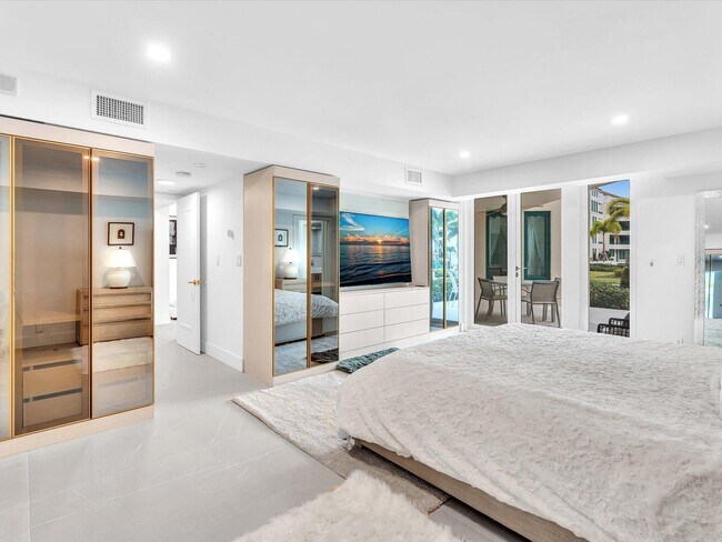 Building Photo - 120 SE 5th Ave