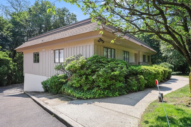 Building Photo - 11 Maple Ave
