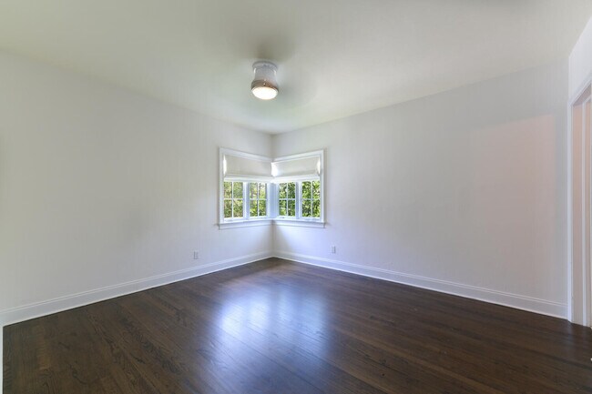 Building Photo - 123 N Palmway